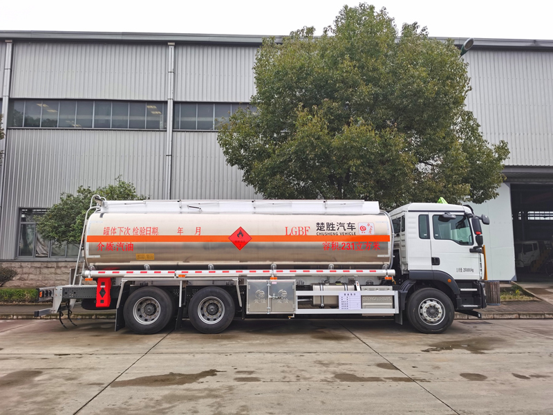 國六重汽汕德卡后八輪油罐車