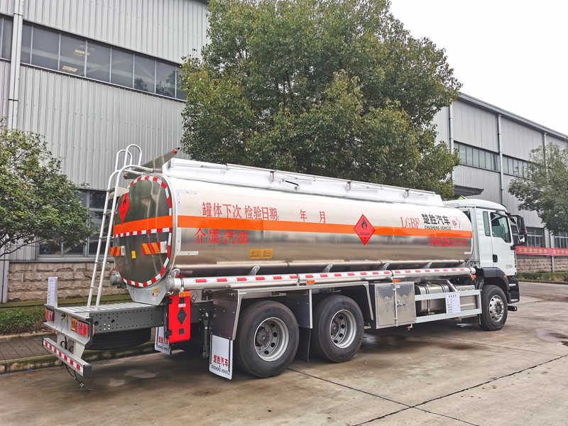 國六重汽汕德卡后八輪油罐車