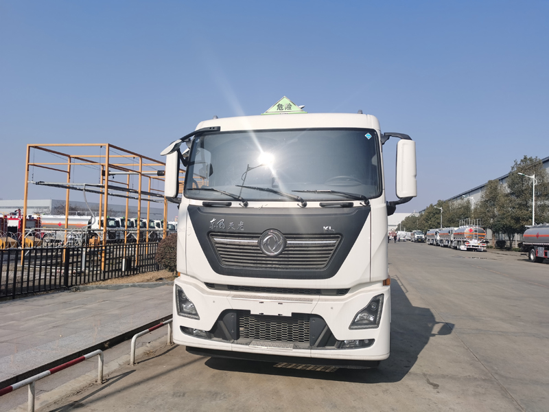 國六天龍后八輪油罐車